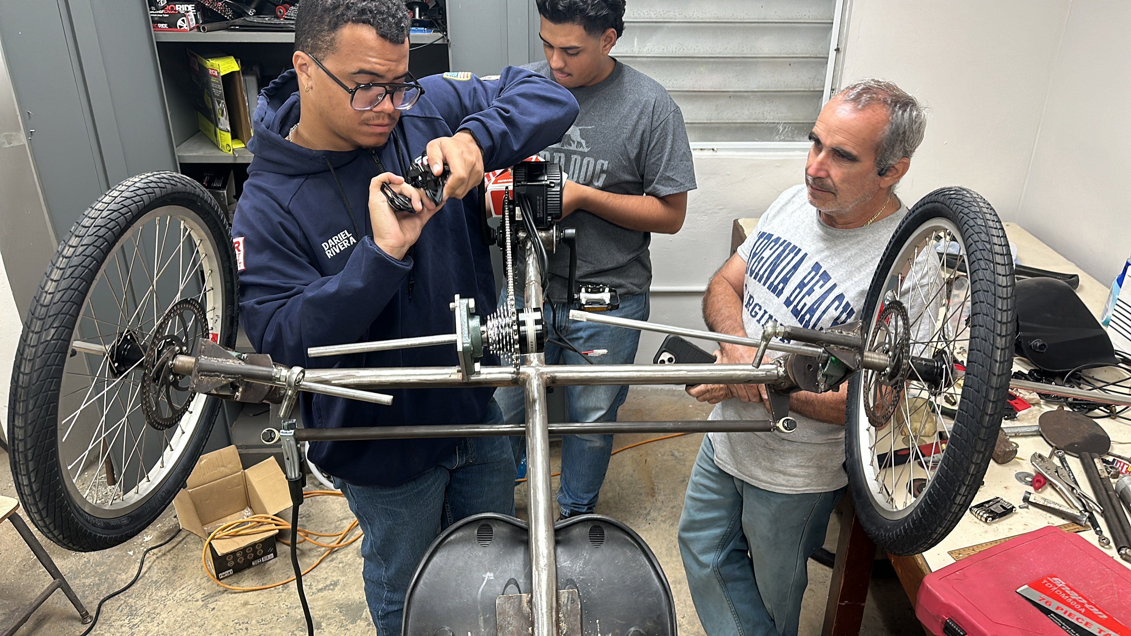Manufacturing work around the Guacamaya front axle